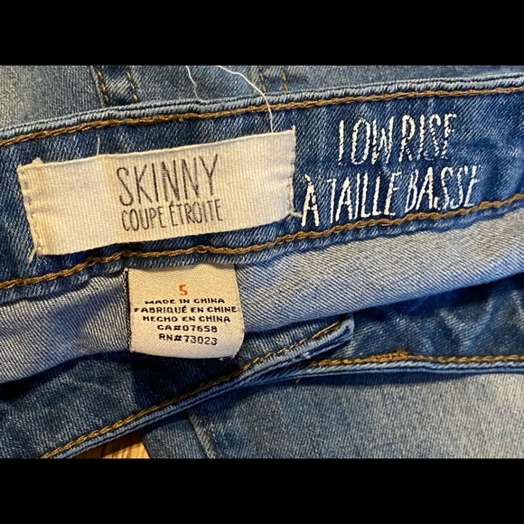 ✨2/$20✨ Distressed Skinny Jean - Picture 4 of 6